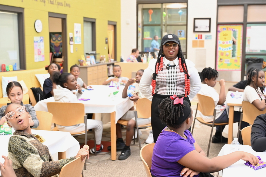 Artist Erica Chisolm speaks with the scholars