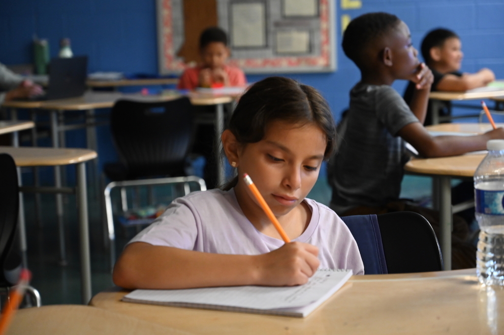 ESL students participating in Sensational Summer Learning at Tuggle Elementary School received some special art instruction from our partners from Birmingham Museum of Art! #SuccessStartsHere šØ