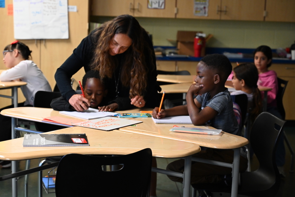 ESL students participating in Sensational Summer Learning at Tuggle Elementary School received some special art instruction from our partners from Birmingham Museum of Art! #SuccessStartsHere šØ