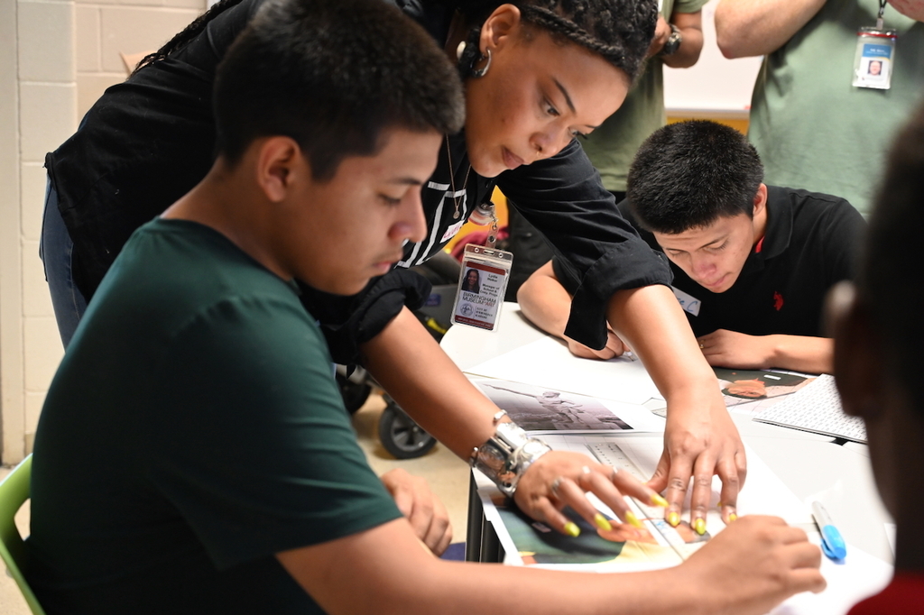 ESL students participating in Sensational Summer Learning at Tuggle Elementary School received some special art instruction from our partners from Birmingham Museum of Art! #SuccessStartsHere šØ