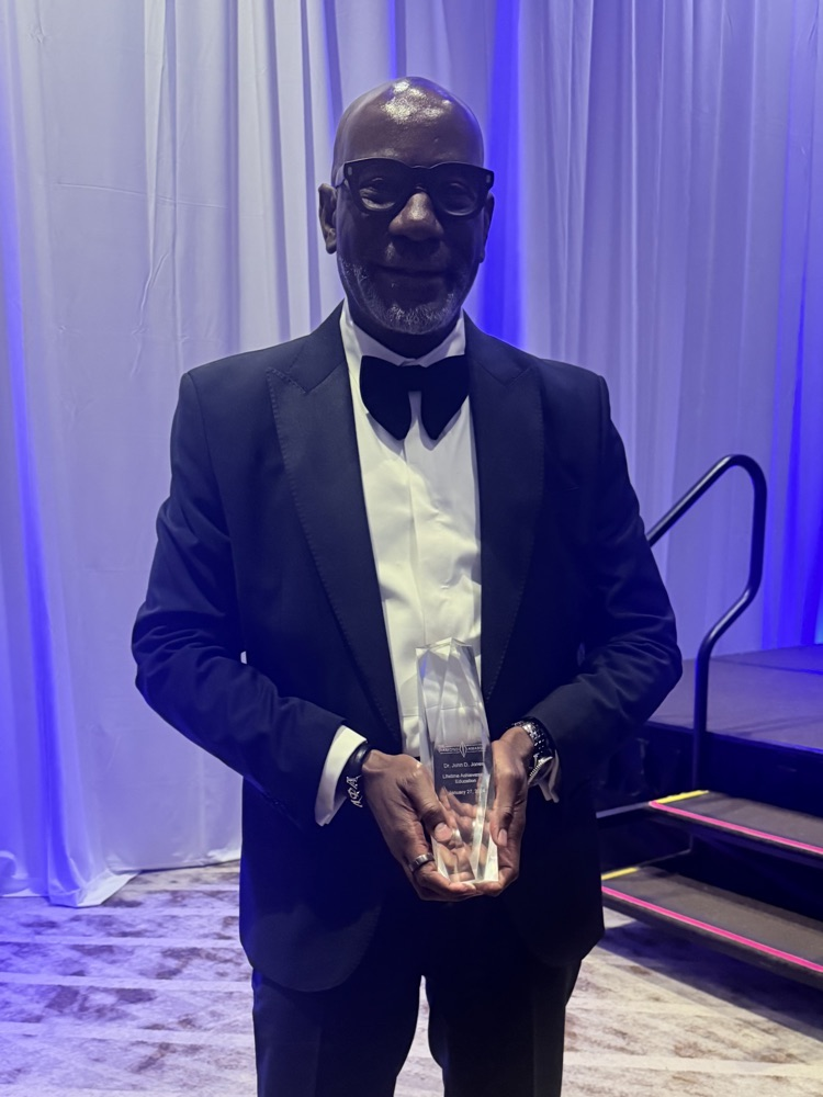 This evening, Superintendent Dr. Mark Sullivan was recognized as one of the two K–12 Educational Leadership honorees in the Academy of the Diamond Awards presented by The Not Alone Foundation, Inc. #SuccessStartsHere 🏆