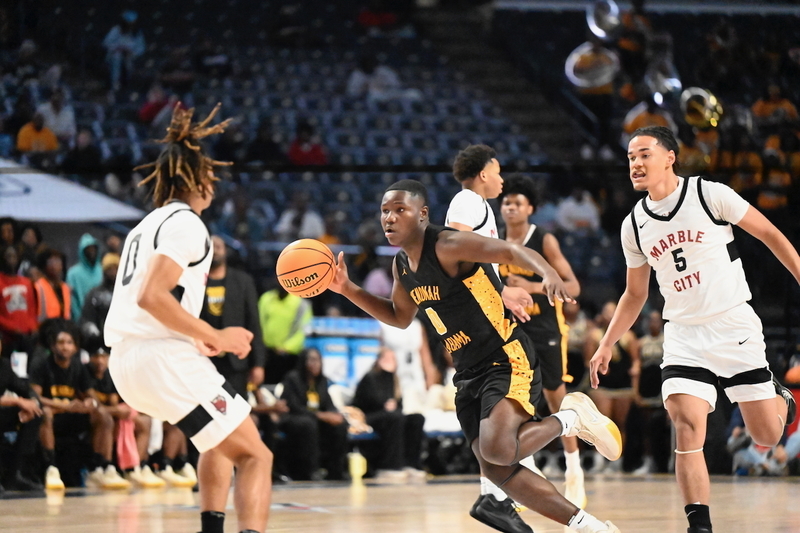 Wenonah Dragon guard Santez Pendleton drives down the court against Sylacauga.