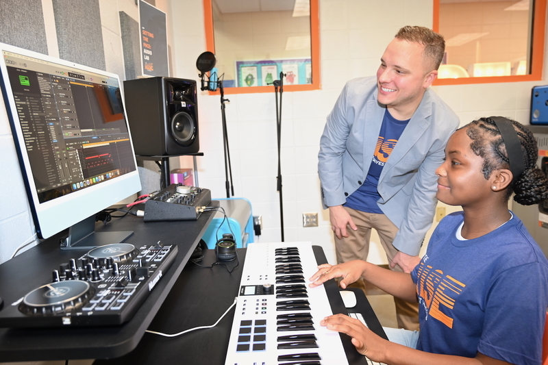 A Hayes scholar demonstrates music production in the computer lab.