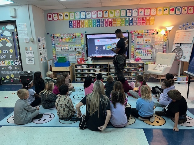 Mystery reader in Spain's kinder class