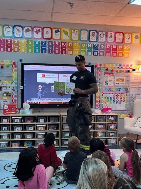 Mystery reader in Spain's kinder class