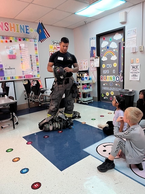 Mystery reader in Spain's kinder class