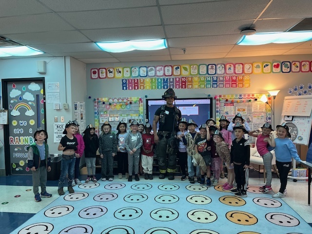 Mystery reader in Spain's kinder class