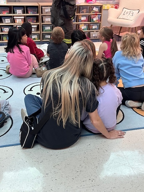 Mystery reader in Spain's kinder class