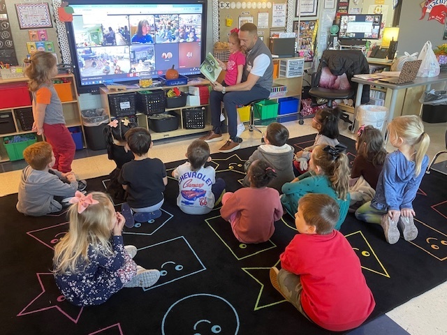Kam's dad surprised her and was the mystery reader in Mrs. Beach's class