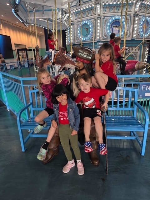 Mrs. Spain's kinder class to the aquarium.