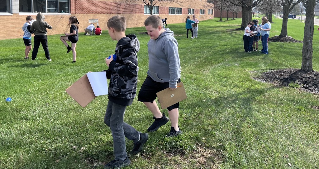 4th graders practice for ILEARN with a scavenger hunt.