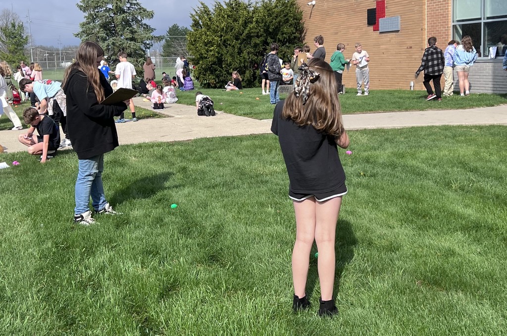 4th graders practice for ILEARN with a scavenger hunt.