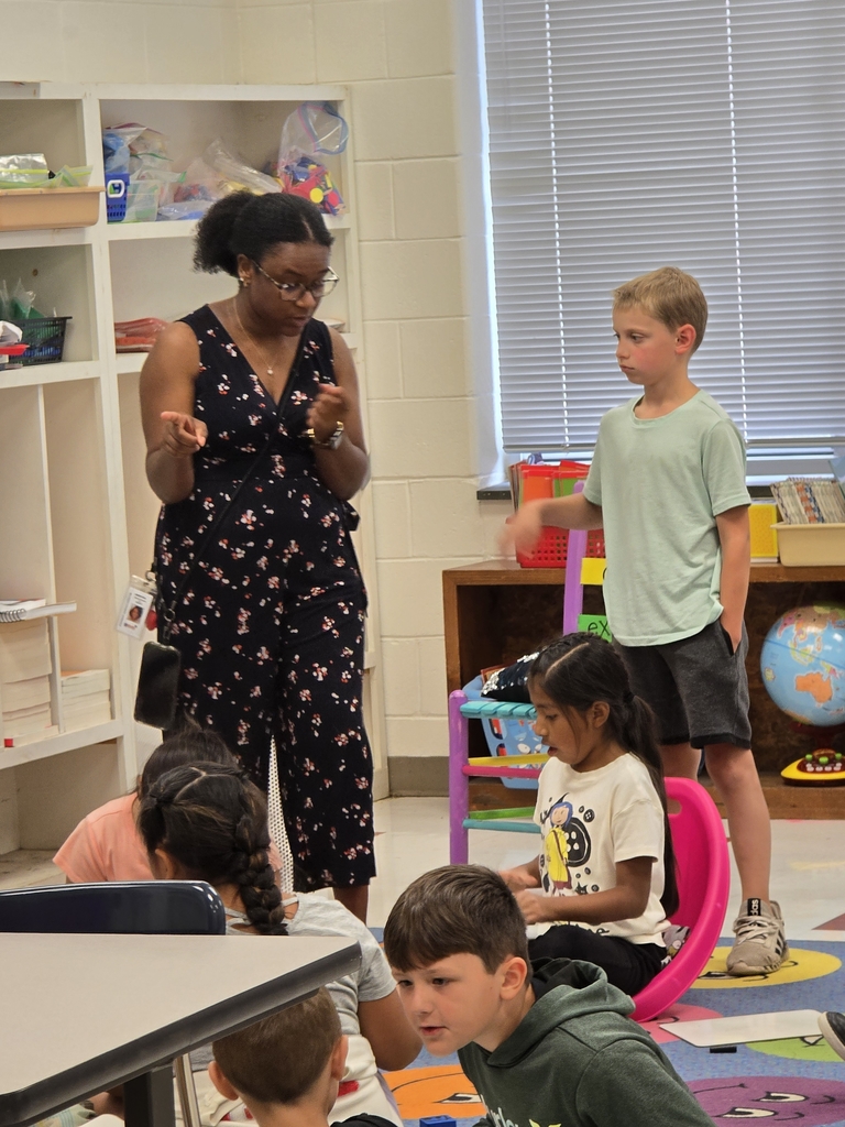 Ms. Cox led our 2nd graders in a meaningful activity about coloring their emotions. 💛💙❤️ Students learned how to express their feelings in creative and positive ways—another step in growing as confident, mindful leaders!