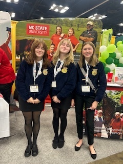 ffa students posing at convention