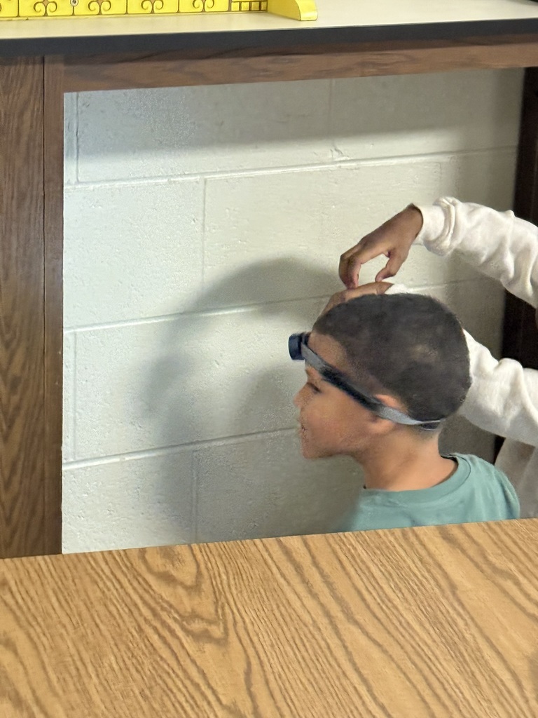 Our 1st graders had so much fun learning about light and shadows today! 🔦✨ They experimented with flashlights, created their own shadow puppets, and discovered how light can change the size and shape of a shadow. Hands-on learning at its best—full of curiosity, teamwork, and lots of giggles! 💡👐
