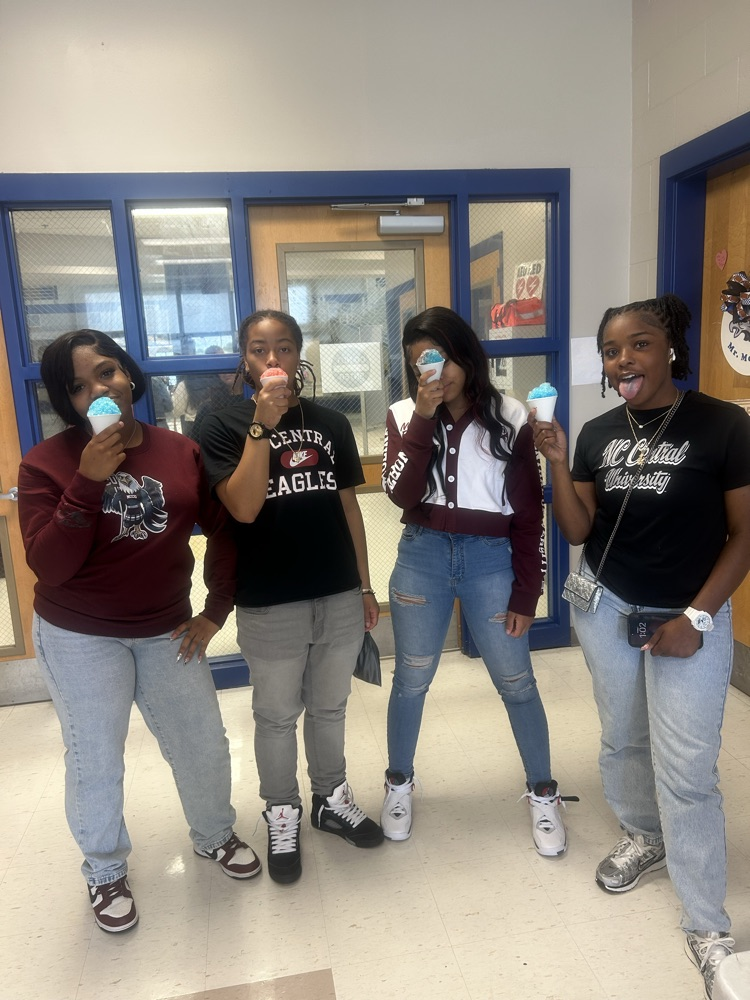 4 students with Central University attire as they pose with their snow cones