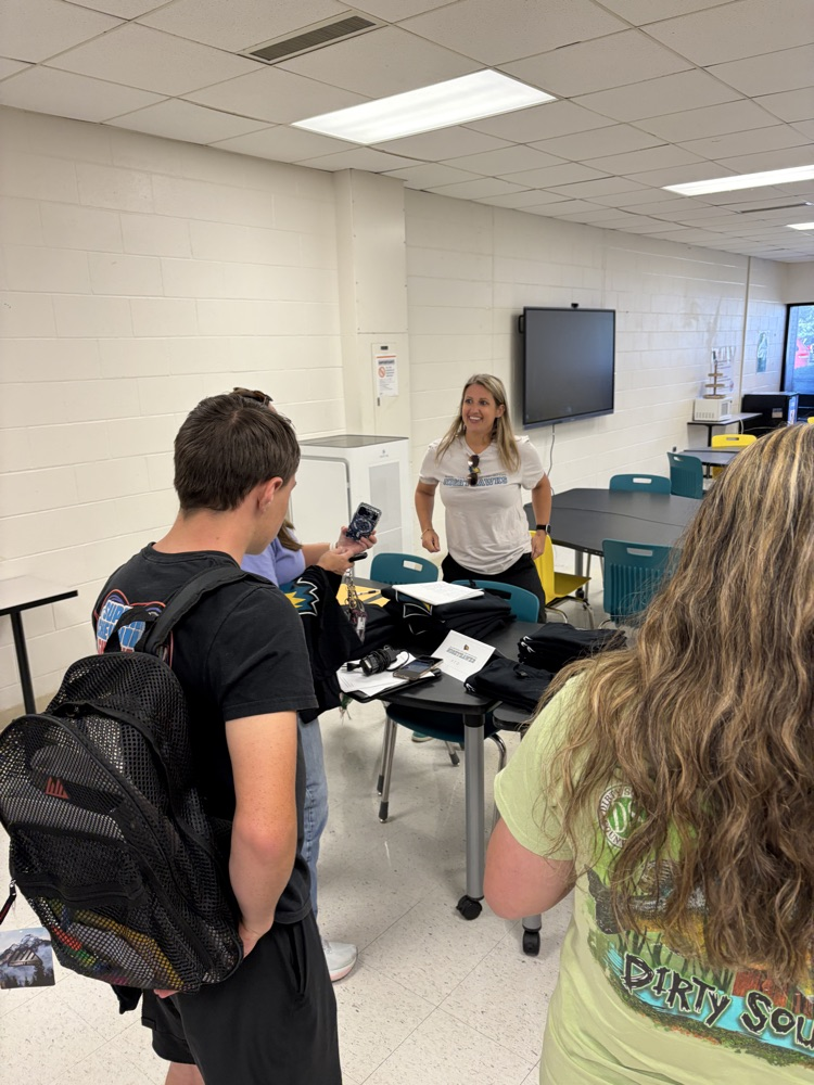 Students and parents are buy school merchandise .