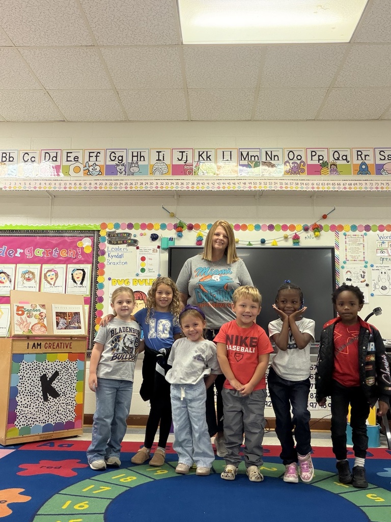 Kinders with their favorite team shirts