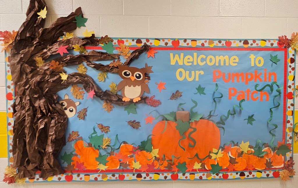 Board with tree, animals & pumpkins