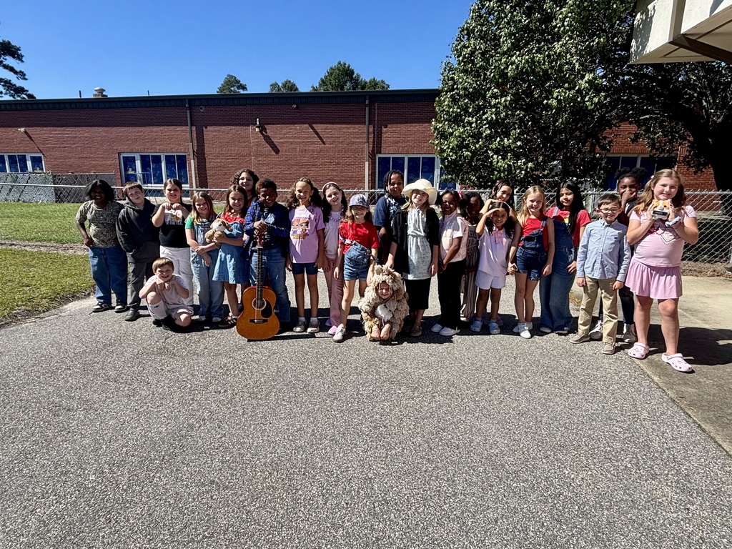 4th grade dressing up as Because of Winn-Dixie characters 