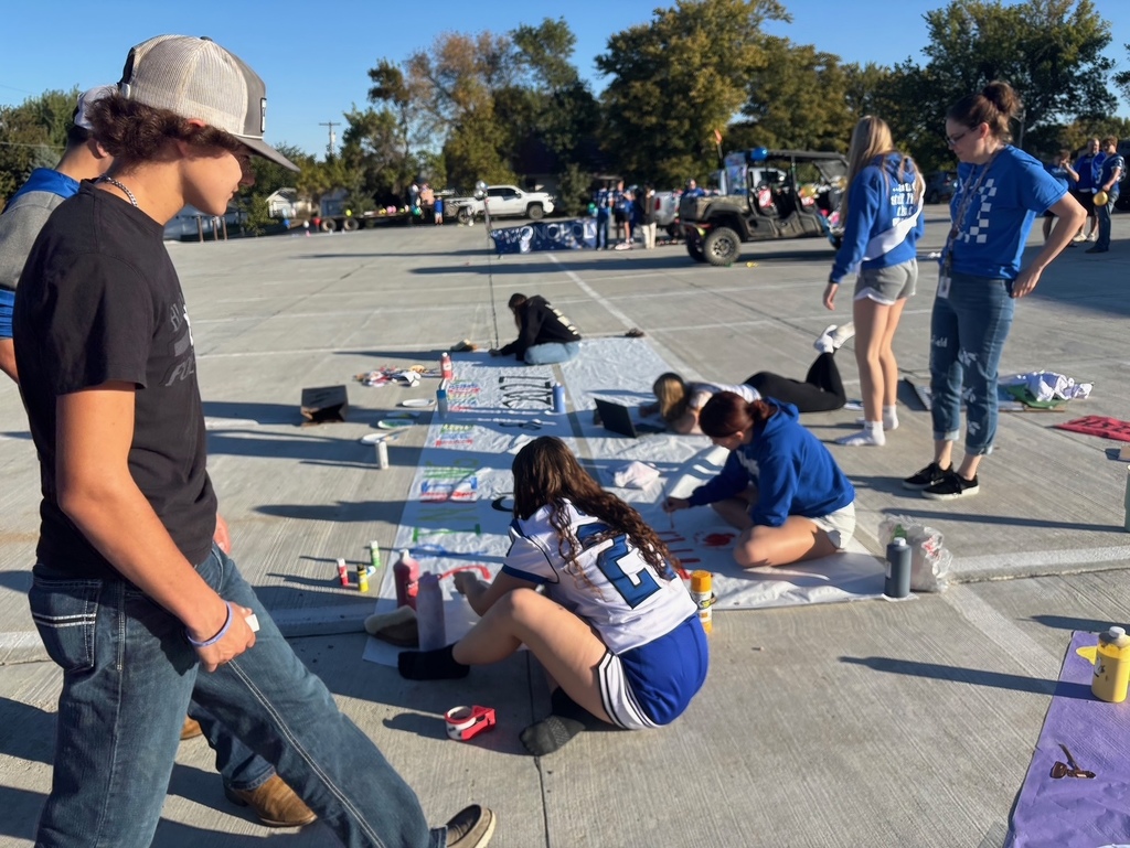 Juniors working on float