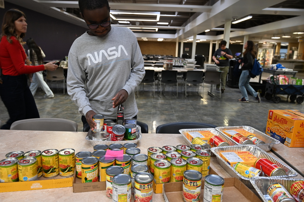 Student and Promise Councils packing food