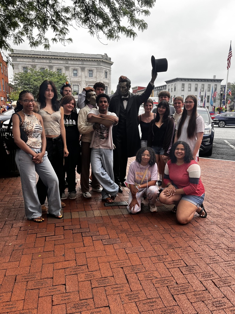 A group of students posing with a statue of Ab Lincoln.