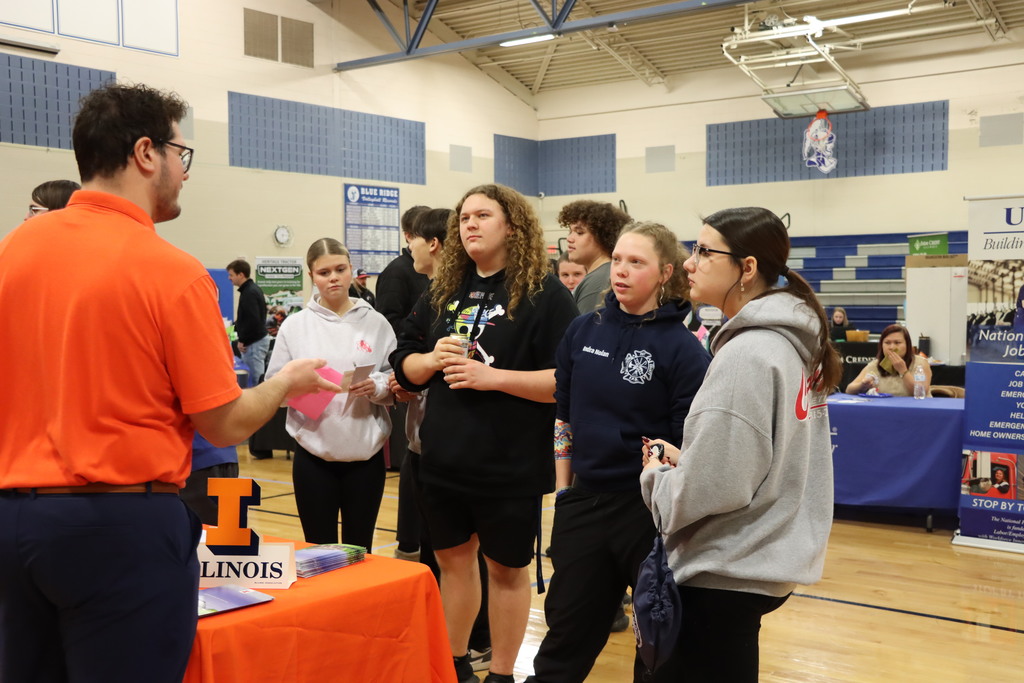 Students speaking with a representative from U of I