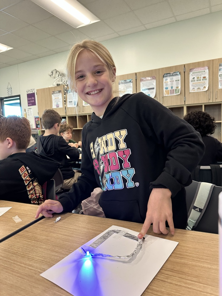 student designing a closed circuit