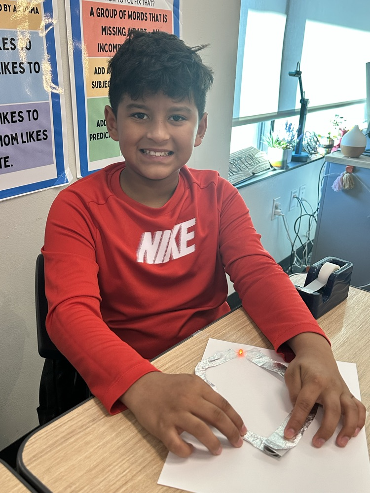 student designing a closed circuit