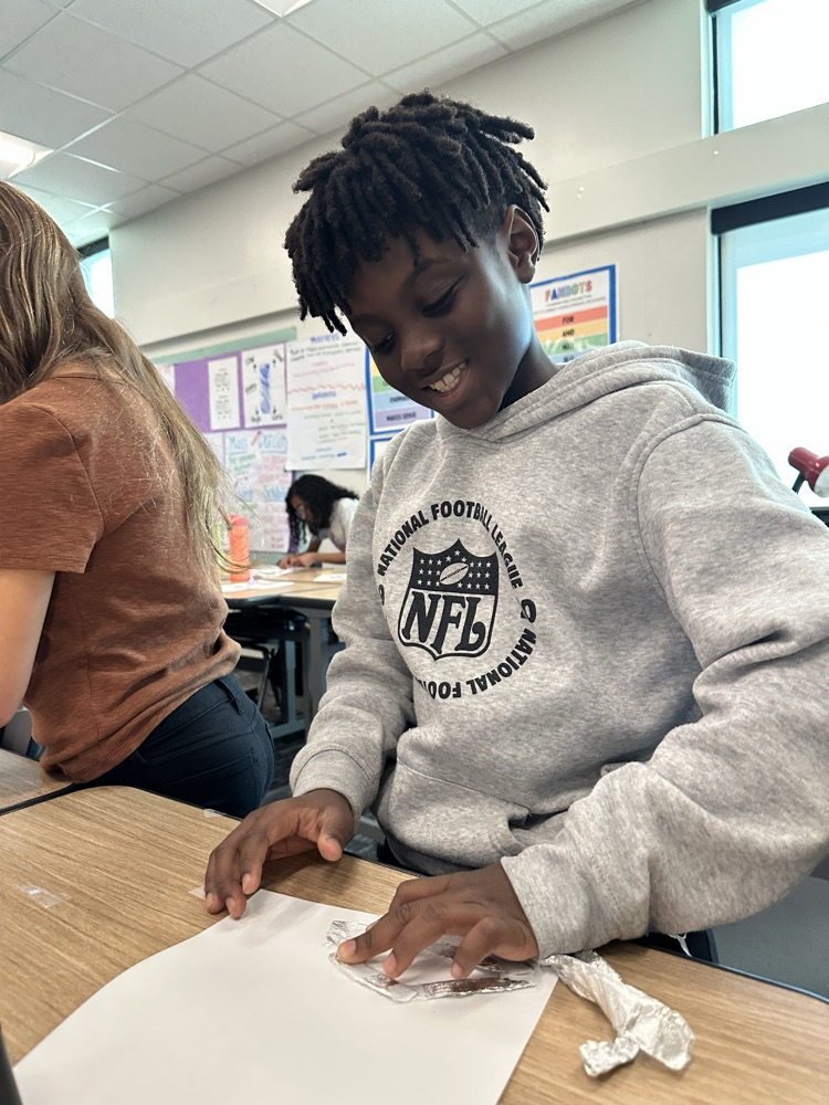 student designing a closed circuit