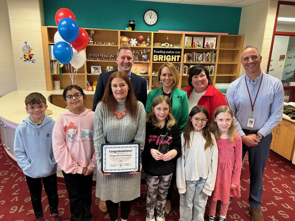 Stadium Drive receives Ohio Lottery Award  librarian, students and principal