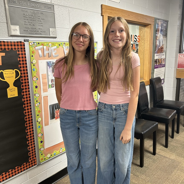 It's twin day for homecoming week!!