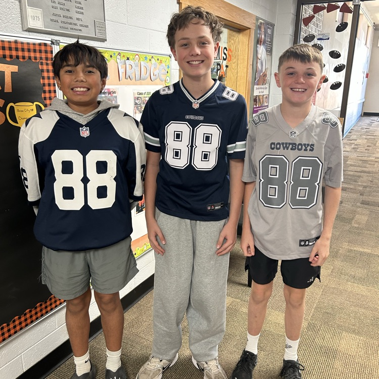 It's twin day for homecoming week!!