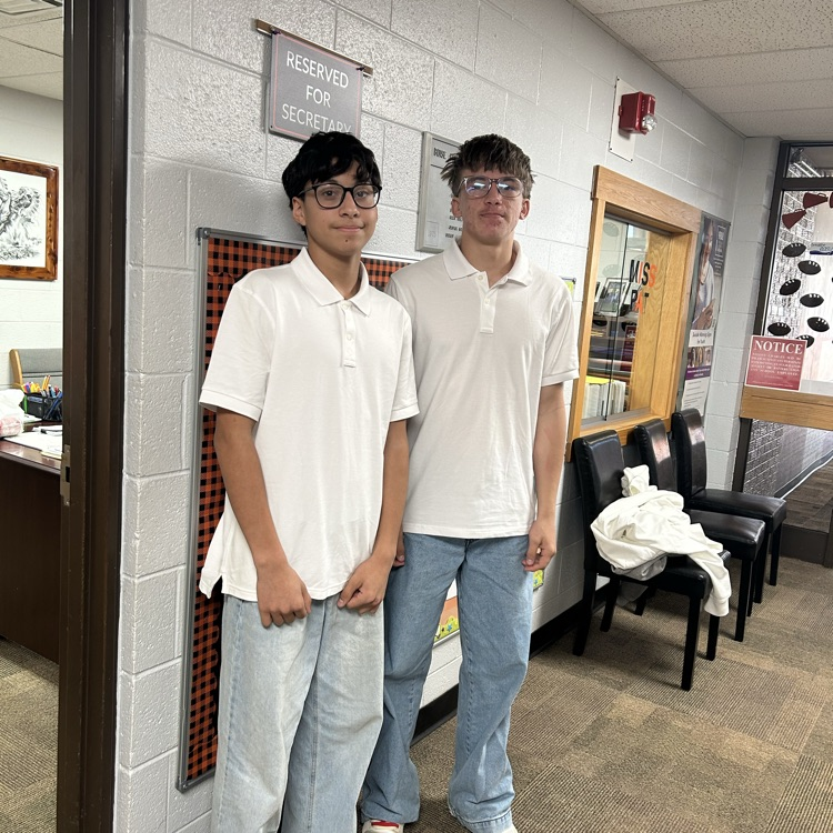 It's twin day for homecoming week!!