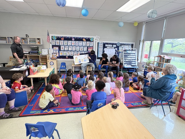 kelan Grover reads to the kids