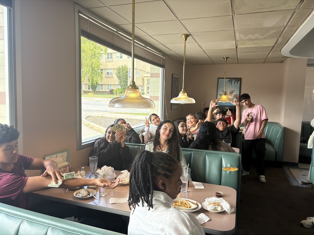 students eating lunch