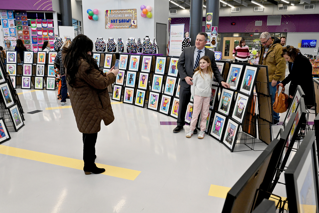 parents and students with artwork