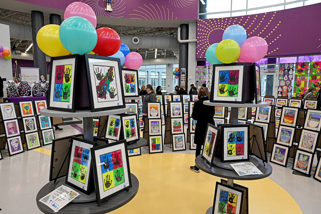 parents and students with artwork
