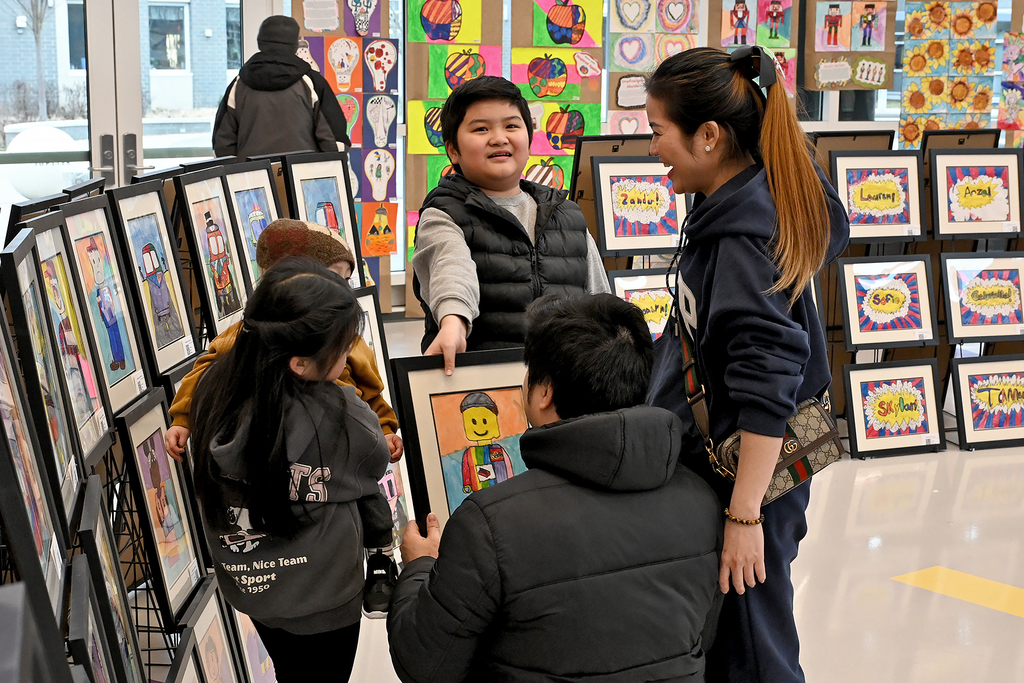 parents and students with artwork