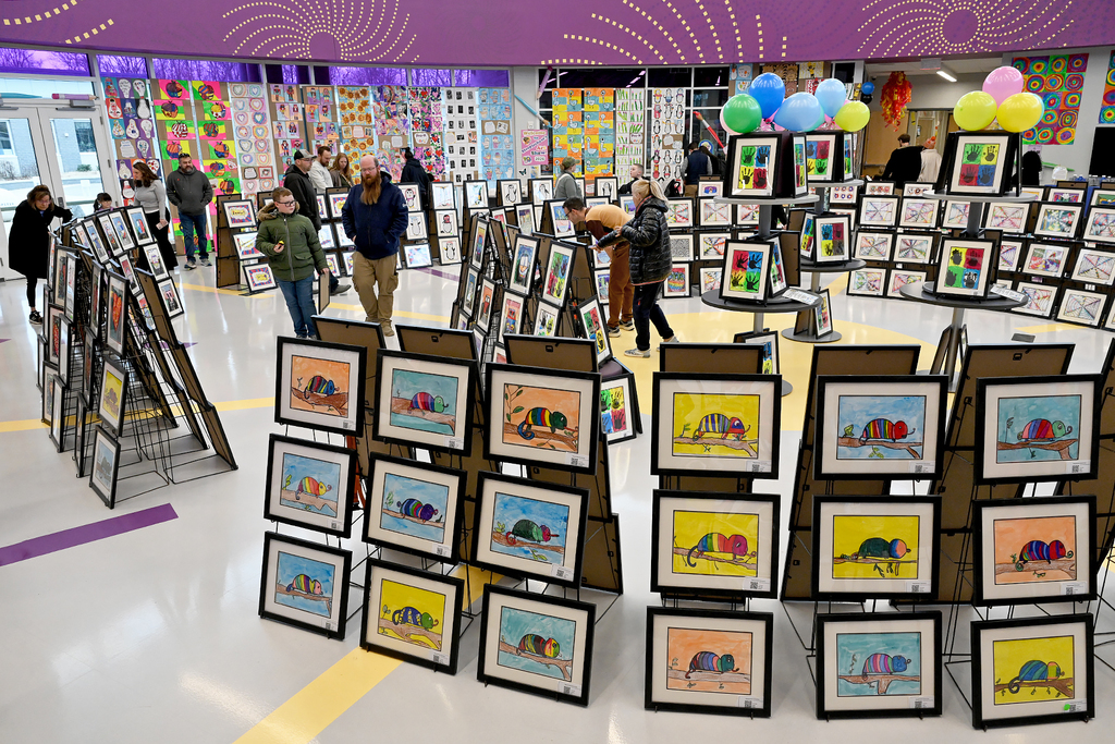 parents and students with artwork