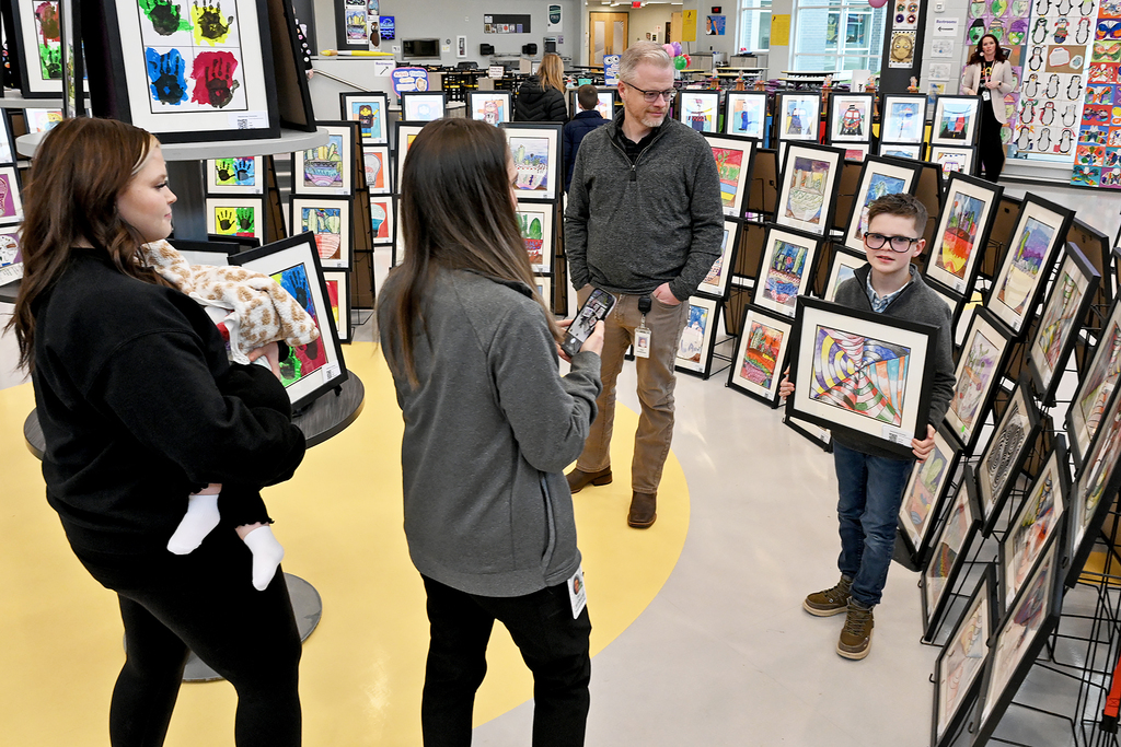 parents and students with artwork