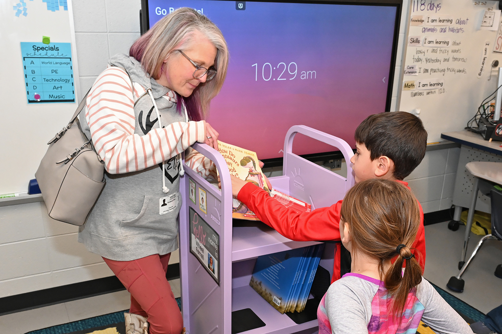 students receiving free books