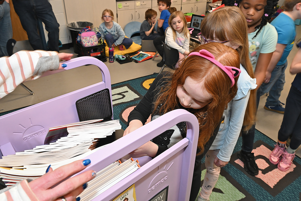 students receiving free books