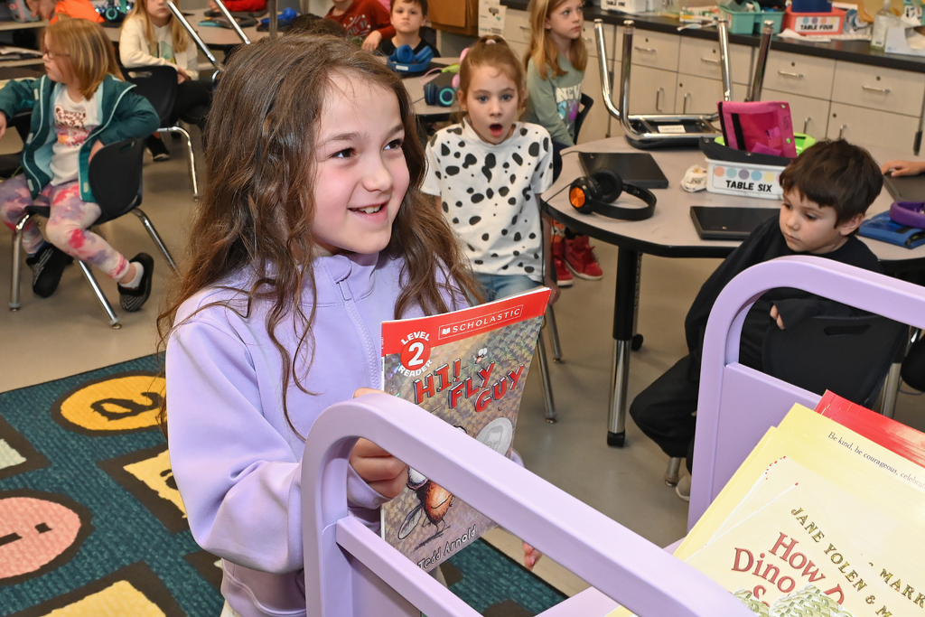 students receiving free books