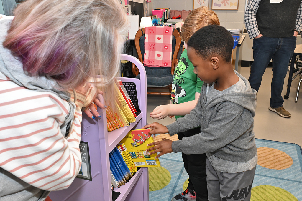 students receiving free books