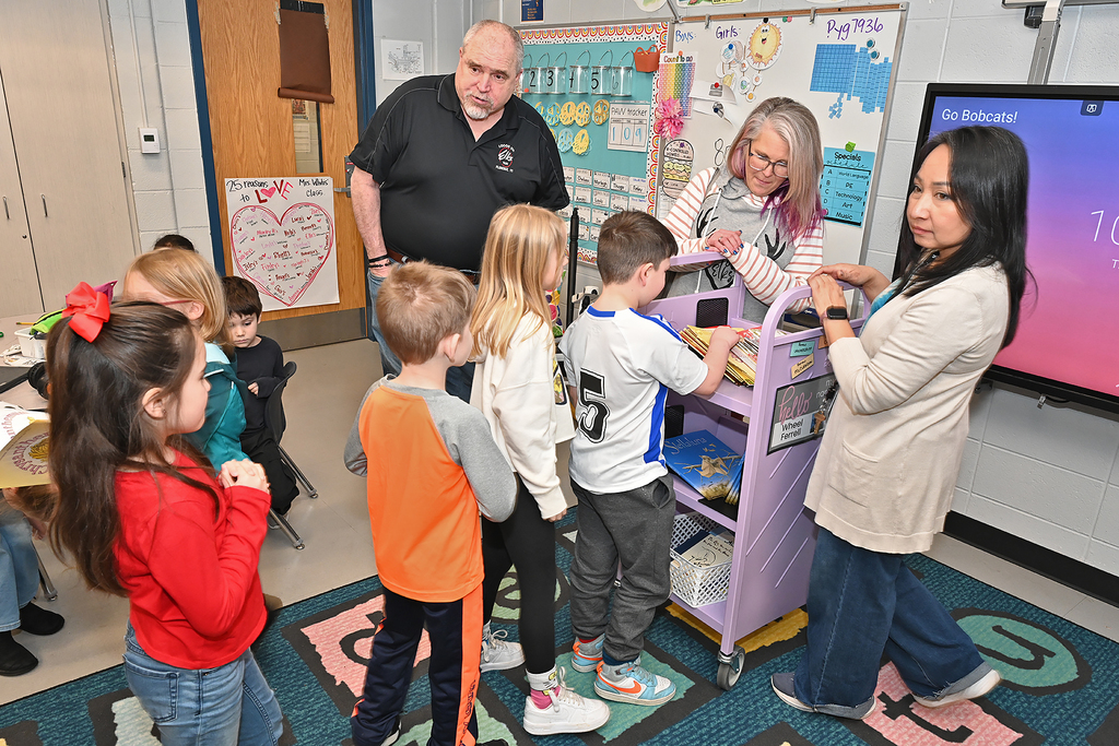 students receiving free books