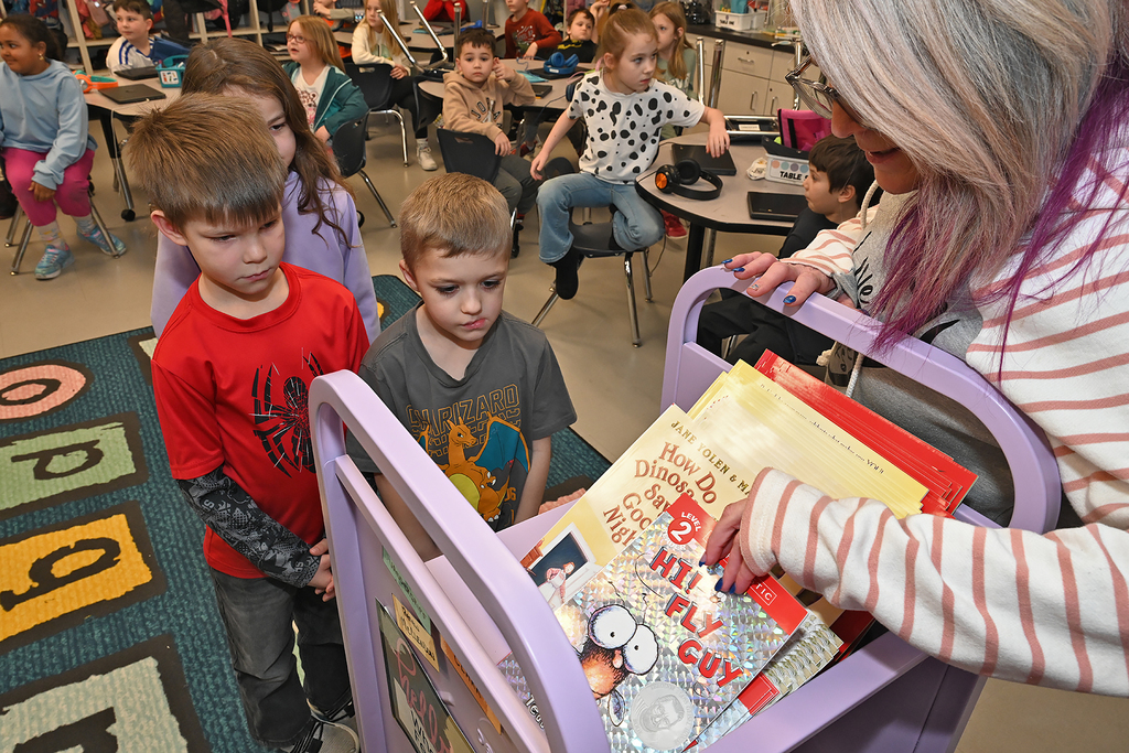 students receiving free books