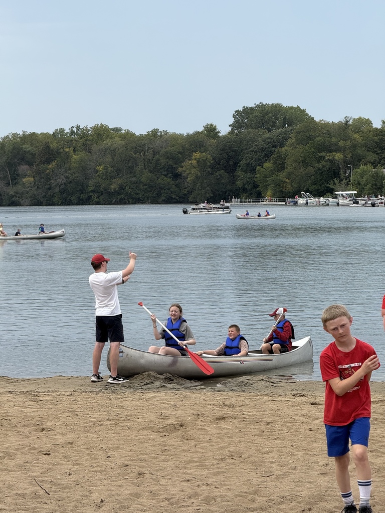 7th graders canoeing