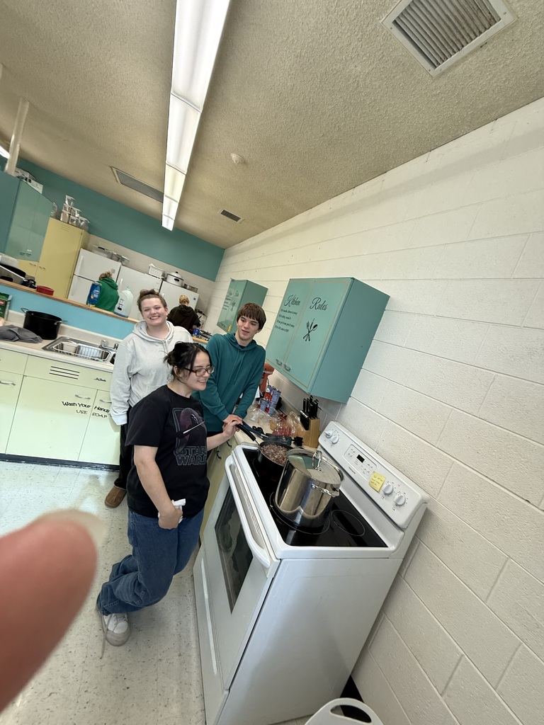 Foods Class preparing Chili for Pink Night Tailgate Supper